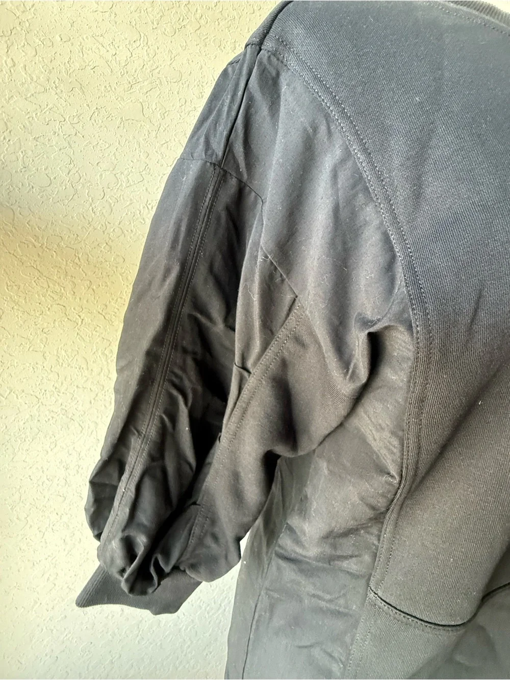 Men's Black Lightweight Shirt Jacket with Structured Sleeves